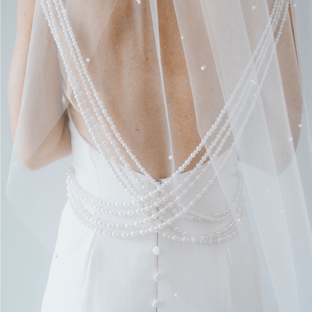 Elegant White Beaded Women's pearl wedding veil
